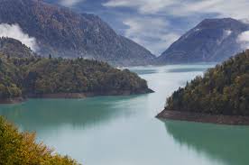 Mtis Haeri Lake: A Breathtaking Oasis in the Georgian Mountains